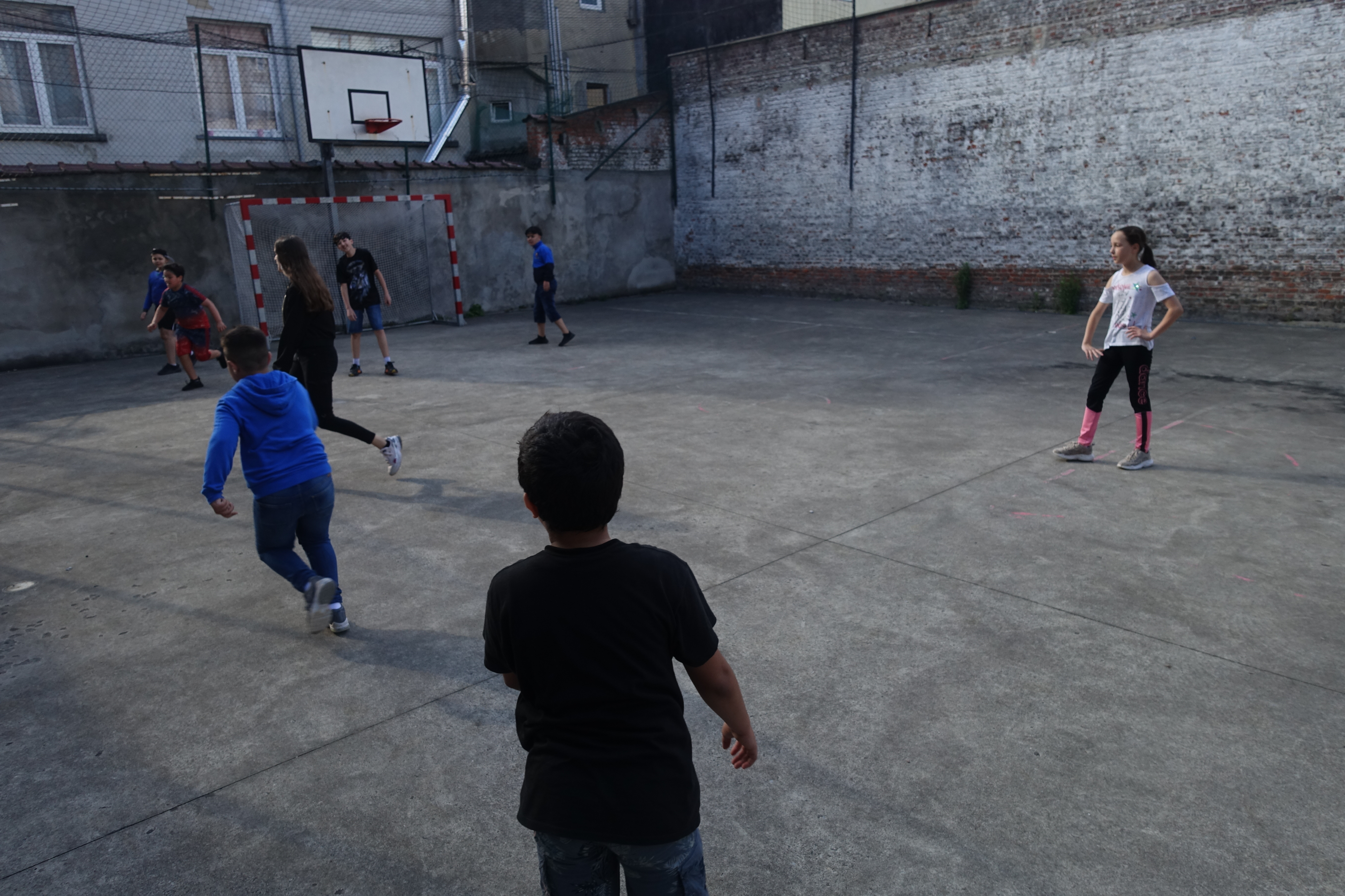 Les jeunes dans la cour d'AMOS